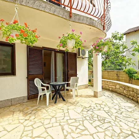 Jolanda Guest house 3*